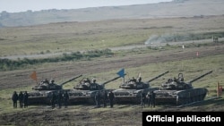 Тоолуу Карабактагы армяндардын танктары Азербайжан менен чектеш жерде турат. 2014-жыл.