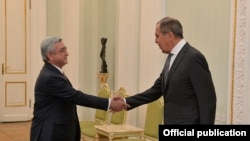 Армения -- Президент Армении Серж Саргсян (слева) в своей резиденции приветстует главу МИД РФ Сергея Лаврова, 21 ноября 2017 г.