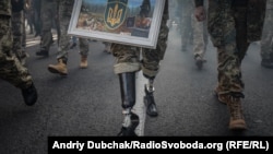 Під час акції «Ні капітуляції!» у День захисника України. Київ, 14 жовтня 2019 року. Це фото принесло Андрієві Дубчаку золоту медаль шостого міжнародного конкурсу репортерської фотографії LifePressPhoto (Андрій Дубчак/RadioSvoboda.Org, RFE/RL)