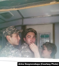 Бейбарыс Толымбеков (в центре) отправляется к месту службы. Алматы, 17 мая 2019 года