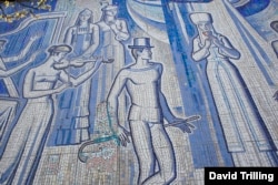 Ош драма театрынын имаратынын совет доорундагы жасалгасы.