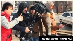 Мӯҳиддин Ҷӯраев (аз чап) ҳангоми таҳияи филми "Паймон"