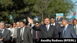 Ильхам Алиев приветствует жителей города Масаллы во время предвыборной кампании 2003 года.