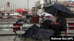 آرشیف، یک کارگر زمان قرنطین ناشی از گسترش ویروس کرونا در کابل