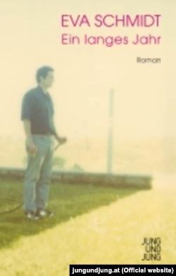 Gənc alman yazıçısı Eva Schmidtin "Uzun yol" romanının üz qabığı, 2016.