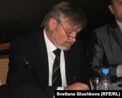 Юрий Гусаков, директор Карагандинского филиала Казахстанского бюро по правам человека. Астана, 18 октября 2011 года.