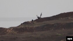 Боевики ИГ близ сирийского города Кобани, расположенного недалеко от границы с Турцией. 13 октября 2014 года.