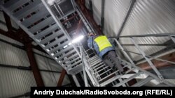 Майже стометровий підйом сходами під дах конфанменту