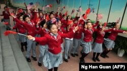 Китайские школьники приветствуют Дональда Трампа в Пекине. 9 ноября 2017 года