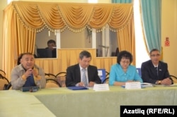 Түгәрәк өстәлне алып баручылар