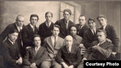 Літаратурнае аб'яднаньне «Ўзвышша». Першы рад: Я.Пушча, А.Бабарэка, У.Дубоўка, К.Чорны, З.Бядуля, К.Крапіва. Другі рад: М.Лужанін, С.Дарожны, А.Адамовіч, Т.Кляшторны, У.Жылка, В.Шашалевіч, П.Глебка.