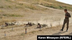 Во время учений в одной из воинских частей в Нагорном Карабахе , 28 октября 2012 г.