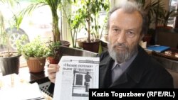 Эльвир Овчинников с вырезкой своей статьи. Алматы, 8 апреля 2016 года.