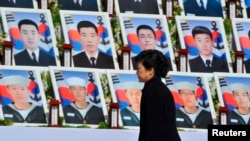 Президент Пак Кын Хе үч жыл мурда каза тапкан корей моряктарын эскерүү жыйыны учурунда. 26-март, 2013-жыл.