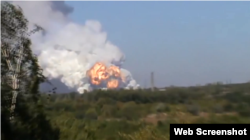 Таку картину місцеві жителі спостергали з різних точок Донецька кілька разів за роки війни