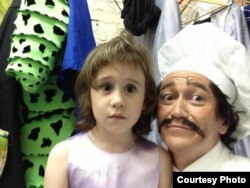 Русалочка мюзиклыннан Шеф Луи гримында кызы Алинә белән