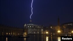 Вечером 11 февраля, в день, когда Папа объявил об уходе, в храм во время бури ударила молния