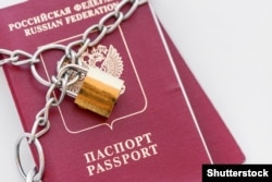 Дженерик – два російські паспорти в ланцюгу на замку