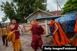 Молодые буддийские монахи против государственной полиции