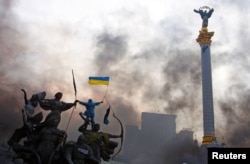 Революція гідності. Пам'ятник засновникам Києва на майдані Незалежності у столиці України. Київ, 20 лютого 2020 року