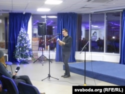 Уладзь Лянкевіч, паэт і перакладчык, чытае па-беларуску вершы свайго ўлюбёнага паэта Гіёма Апалінэра.