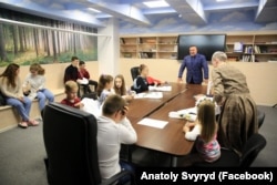 Анатолій Свирид на зустрічі з дітьми, якими опікується ГО «Серця кіборгів»