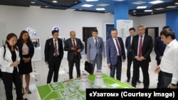 Представитель агентства «Узатом» демонстрирует казахстанской делегации из министерства энергетики макет российской АЭС. Ташкент, 9 августа 2019 года.