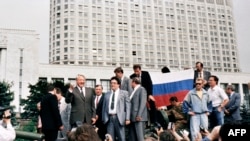 Орусия президенти Ельцин ГКЧПга каршы сүйлөп жаткан учур. 19-август, 1991-жыл.