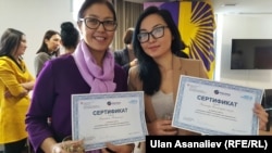 "Азаттыктын" кабарчысы Канымгүл Элкеева жана журналист Элеонора Сагындык кызы. 16-декабрь, 2015-ж.
