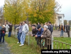 Старыя назіралі за сходам здалёк