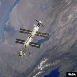 Эл аралык космос бекетинен Ысык-Көл жана Балхаш көлдөрү көрүнүп турат. 2000-жылдын 8-20-сентябрынын аралыгында тартылган.