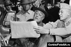 Генерал-майор О.Грисвольд показывает президенту Рузвельту карту расположения армии, 1942 год. Фото: Hulton-Deutsch Collection / CORBIS