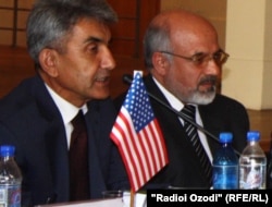 Абдуғаффури Орзу (аз тарафи рост), сафири Афғонистон дар Тоҷикистон