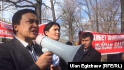 Каныбек Иманалиев Өмүрбек Текебаевди коргоо митингинде. 2017-жыл