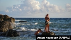 Дети на пляже под Балаклавой. Архивное фото