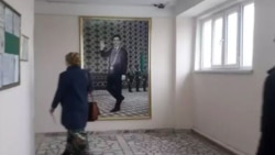 Портрет президента в госучреждении Туркменистана