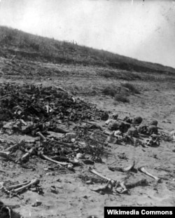 1979-жылы май айындагы ташкын маалында тымызын көрүстөндөгү ГУЛагдын курмандыктарынын сөөктөрү Обь дарыясынын жээгине чыгып калган. Архив.