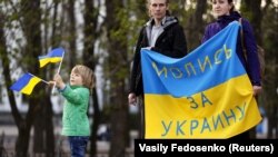 Під час мітингу в Луганську проти агресії Росії щодо України, 18 квітня 2014 року
