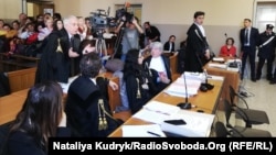 Джулаіано Пізапія (ліворуч, стоїть) на одному з попередніх засідань, березень 2019 року