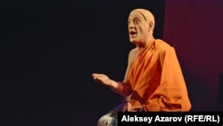 Суд над Лангманом в спектакле вершит Будда (актер Давид Дарчиа), спустившийся с небес. Алматы, 23 июня 2018 года.