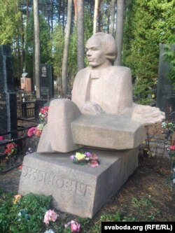 Помнік Ёсіфу Жыновічу ў Менску на Ўсходніх могілках