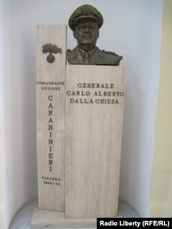Бюст генерала Далла Кьеза в главном штабе карабинеров на Сицилии