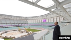 Илхам Алиев жаңы курулган стадиондо
