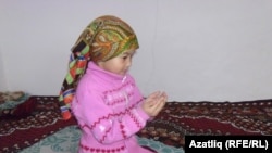 Таулыда нәни кызчык дога кыла