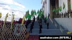 Türkmen studentleri ýokary okuw jaýlarynda bilim alýan wagtlarynyň esli böleginiň çärelere gatnaşmakda, 'biderek' geçýändigini aýdýarlar. (Arhiw suraty)