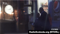 Депутати Станіслав Березкин та Геннадій Бобов під офісом олігарха в Києві 12 квітня