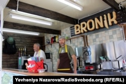 Засновники закладу «Bronik» троє ветеранів війни на Донбасі, що разом служили у 55-ій артбригаді