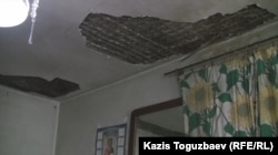 Фрагмент потолка в квартире Анны Филатовой. Алматы, 6 мая 2015 года.