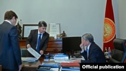 Алмазбек Атамбаев «Кыргыз темир жолу» ишканасынын башкы директору Аргынбек Малабаев менен