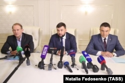 Голова політради «Опозиційної платформи - За життя», кум Путіна Віктор Медведчук під час зустрічі з бойовиками російських гібридних сил